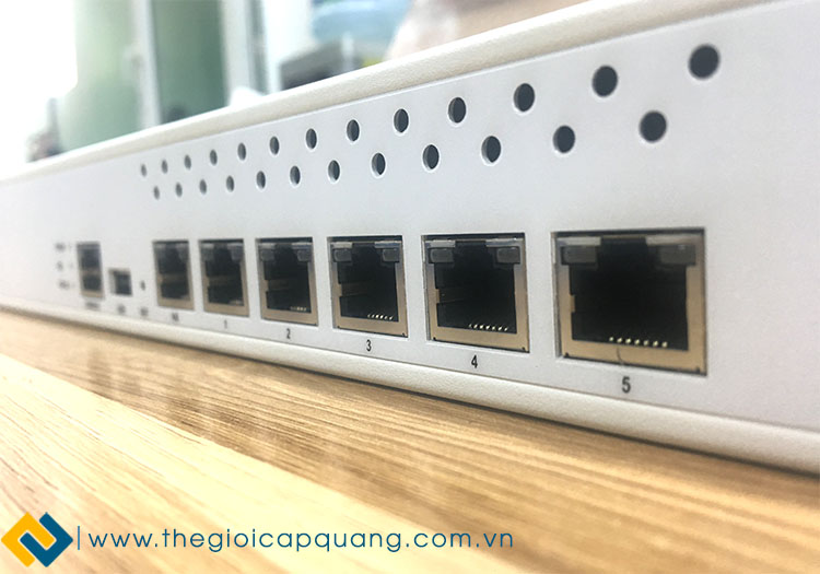 Cổng giao tiếp RJ45 trên thiết bị FWN-200B Cổng giao tiếp RJ45 trên thiết bị FWN-200B