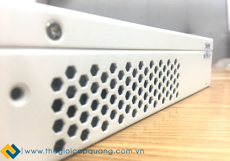 Cửa lưới thoát nhiệt bên hông phải Cửa lưới thoát nhiệt bên hông phải