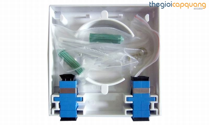 Hình ảnh: Bên trong của hộp phối quang ODF 2FO trong nhà đầy đủ phụ kiện